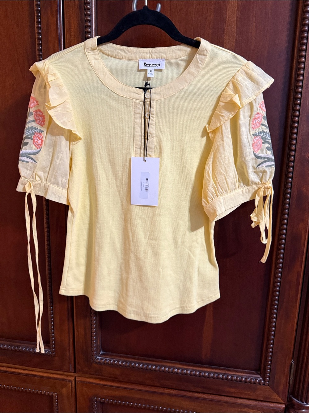 Feminine Yellow Short-Sleeve Top with Ruffle Puff Sleeves